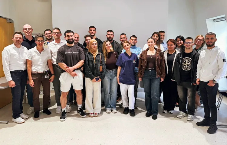 Gruppenbild mit neuen Pflegefachkräften aus Albanien